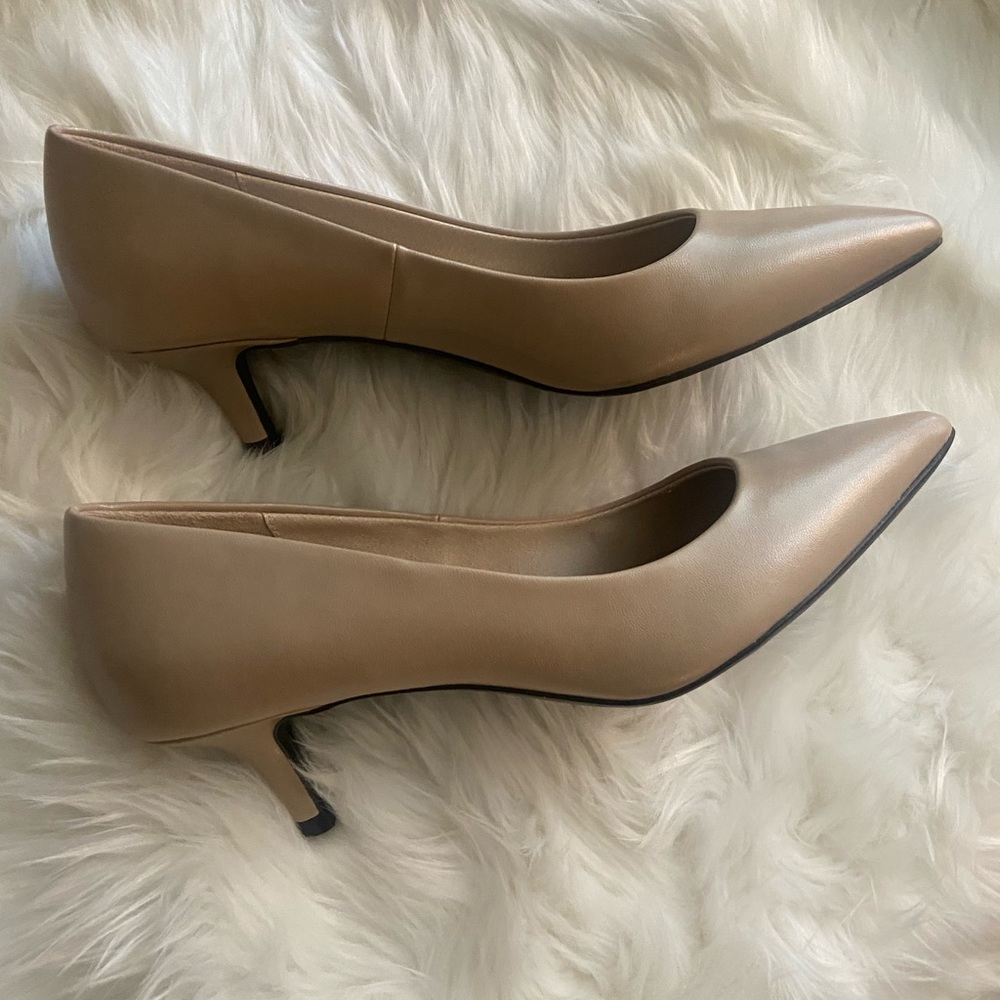Life Stride Dress Pump! Wore them twice! Brand is known for comfort! - Picture 4 of 6